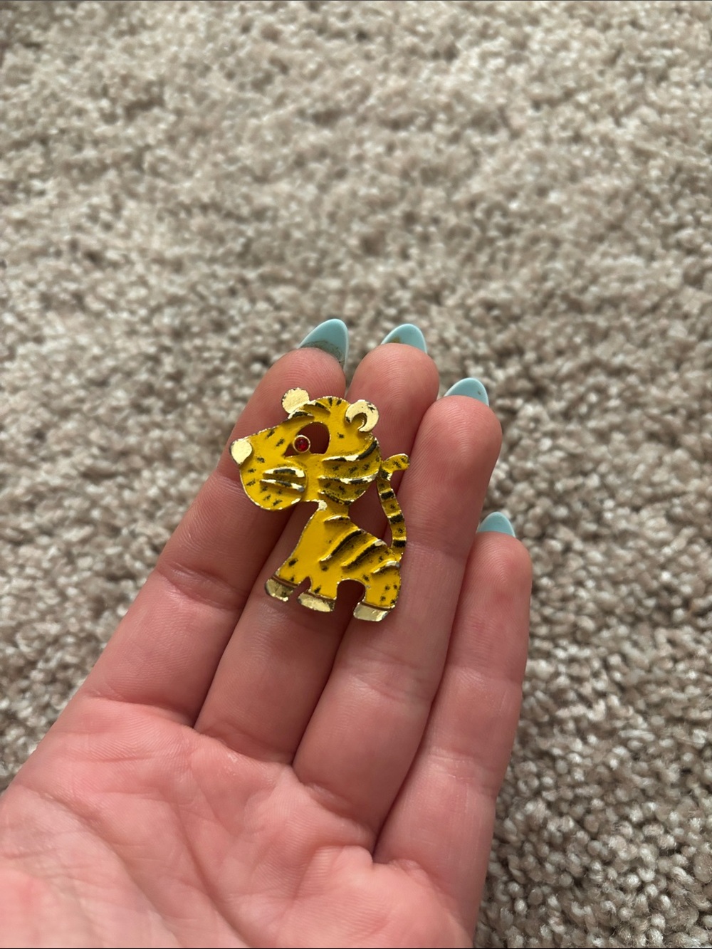 Vintage Yellow Tiger Enamel Pin - Picture 2 of 6